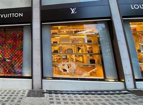 louis vuitton uova vetrina|Parigi, furto alla boutique di Louis Vuitton; sfondata .